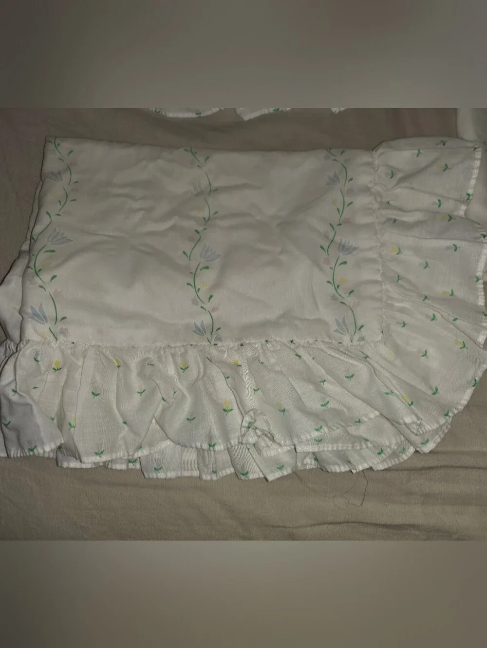Vintage 1980s 1990s Quilted White Tulip Floral Ruffle Comforter Pillowcase Set